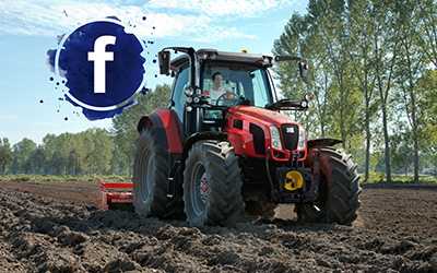 Same Traktor mit Facebook Logo