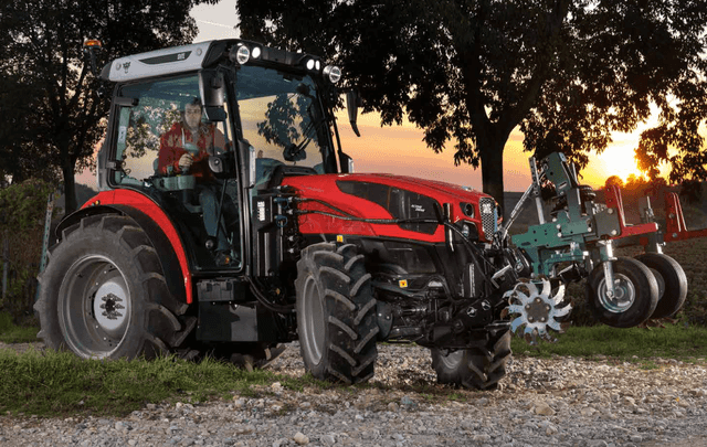 Traktor mit Ausrüstung  in Weinberg